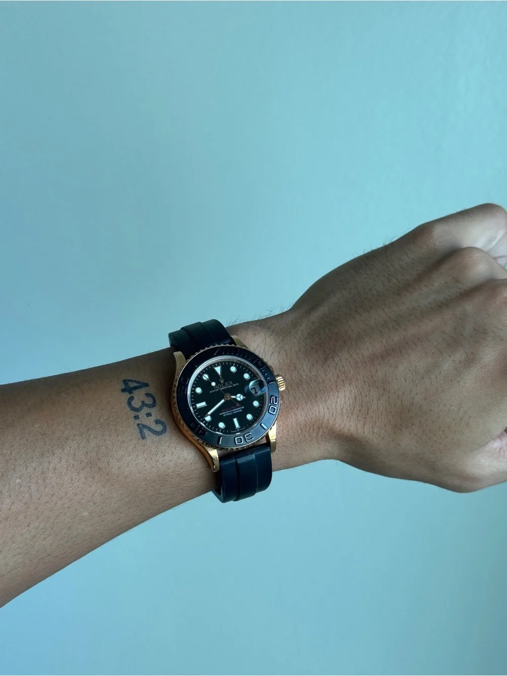 Black Dial Men's Watch with Rose Gold Case – Luxury Rubber Strap